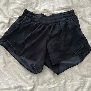 Lululemon Hotty Hot Shorts 4 inch size 4! Black camo